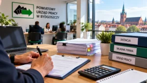 Mieszkanka Augustowa wypełnia wniosek o dotację z Powiatowego Urzędu Pracy na otwarcie własnej działalności gospodarczej