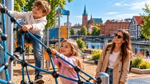 Rodziny z dziećmi na placu zabaw w zielonym parku, przykład rodzinnych atrakcji dla dzieci w Augustowie